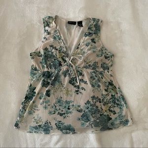 New York & company sleeveless deep v neck top